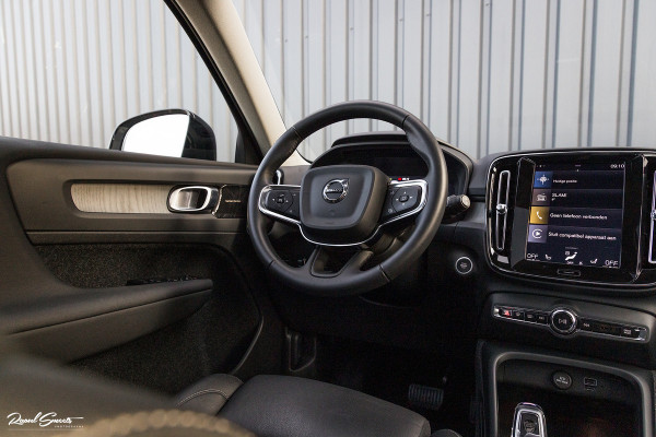 Volvo XC40 1.5 T4 Recharge Inscription | Panorama dak | Harman Kardon | Zwenkbare trekhaak |
