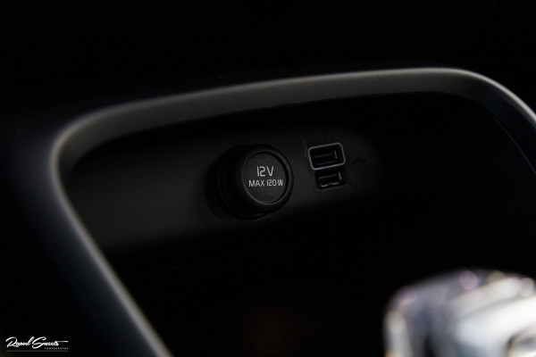 Volvo XC40 1.5 T4 Recharge Inscription | Panorama dak | Harman Kardon | Zwenkbare trekhaak |