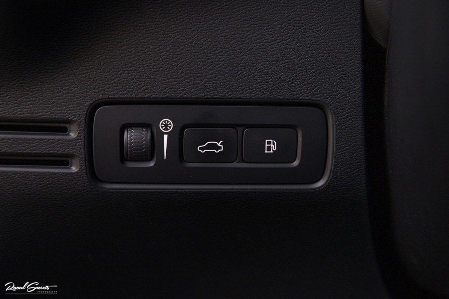 Volvo XC40 1.5 T4 Recharge Inscription | Panorama dak | Harman Kardon | Zwenkbare trekhaak |