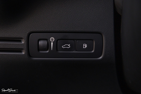 Volvo XC40 1.5 T4 Recharge Inscription | Panorama dak | Harman Kardon | Zwenkbare trekhaak |