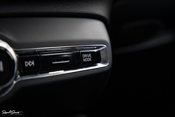 Volvo XC40 1.5 T4 Recharge Inscription | Panorama dak | Harman Kardon | Zwenkbare trekhaak |