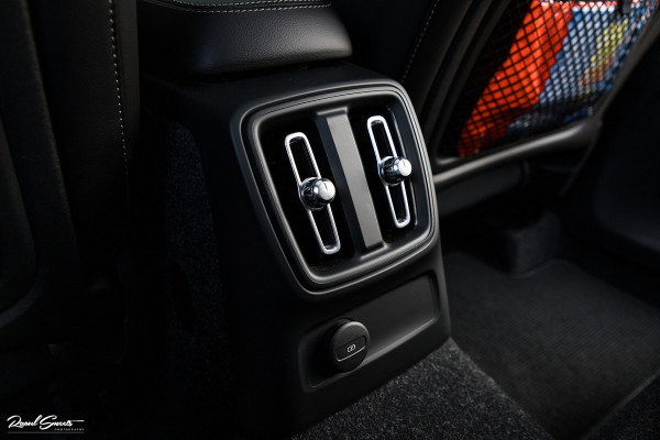 Volvo XC40 1.5 T4 Recharge Inscription | Panorama dak | Harman Kardon | Zwenkbare trekhaak |