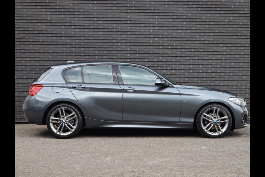 BMW 1-serie 118i High Executive M Sport Pakket Automaat 5 deurs / Navigatie Professional / Leder / 18 Inch / Shadow Line / Stoelverwarming / LED / Parkeersensoren voor+achter / Cruise Control / DAB / Lichtpakket