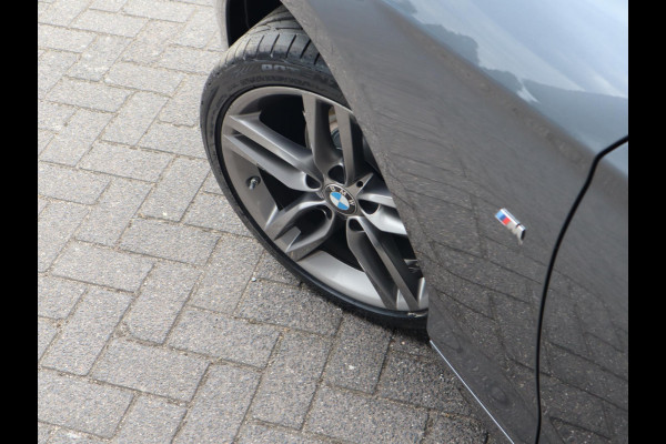 BMW 1-serie 118i High Executive M Sport Pakket Automaat 5 deurs / Navigatie Professional / Leder / 18 Inch / Shadow Line / Stoelverwarming / LED / Parkeersensoren voor+achter / Cruise Control / DAB / Lichtpakket