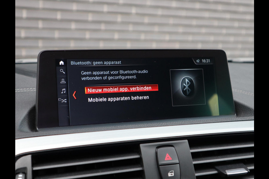 BMW 1-serie 118i High Executive M Sport Pakket Automaat 5 deurs / Navigatie Professional / Leder / 18 Inch / Shadow Line / Stoelverwarming / LED / Parkeersensoren voor+achter / Cruise Control / DAB / Lichtpakket