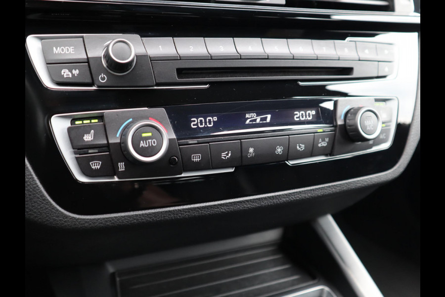 BMW 1-serie 118i High Executive M Sport Pakket Automaat 5 deurs / Navigatie Professional / Leder / 18 Inch / Shadow Line / Stoelverwarming / LED / Parkeersensoren voor+achter / Cruise Control / DAB / Lichtpakket