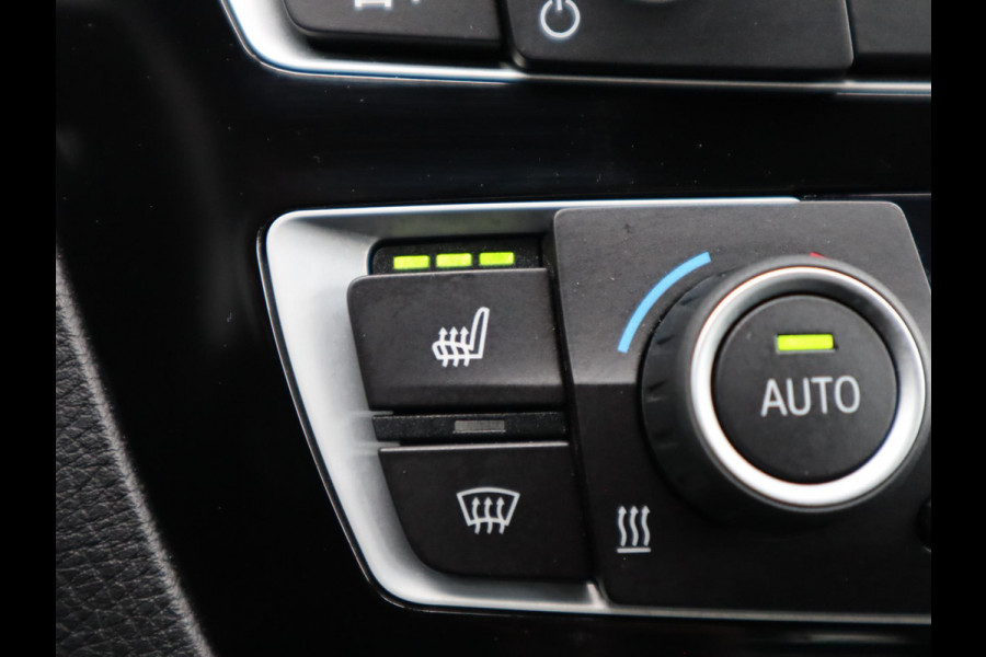 BMW 1-serie 118i High Executive M Sport Pakket Automaat 5 deurs / Navigatie Professional / Leder / 18 Inch / Shadow Line / Stoelverwarming / LED / Parkeersensoren voor+achter / Cruise Control / DAB / Lichtpakket