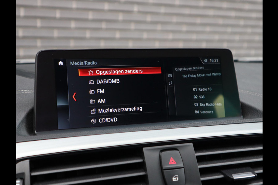 BMW 1-serie 118i High Executive M Sport Pakket Automaat 5 deurs / Navigatie Professional / Leder / 18 Inch / Shadow Line / Stoelverwarming / LED / Parkeersensoren voor+achter / Cruise Control / DAB / Lichtpakket