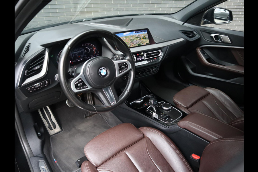 BMW 1-serie 118i High Executive M Sport Pakket Automaat / Live Cockpit Professional / Leder / Hifi / Stoelverwarming / 17 Inch / Adaptieve LED-koplamp / DAB / Parkeersensoren / Lichtpakket