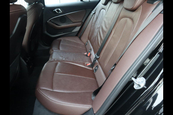 BMW 1-serie 118i High Executive M Sport Pakket Automaat / Live Cockpit Professional / Leder / Hifi / Stoelverwarming / 17 Inch / Adaptieve LED-koplamp / DAB / Parkeersensoren / Lichtpakket