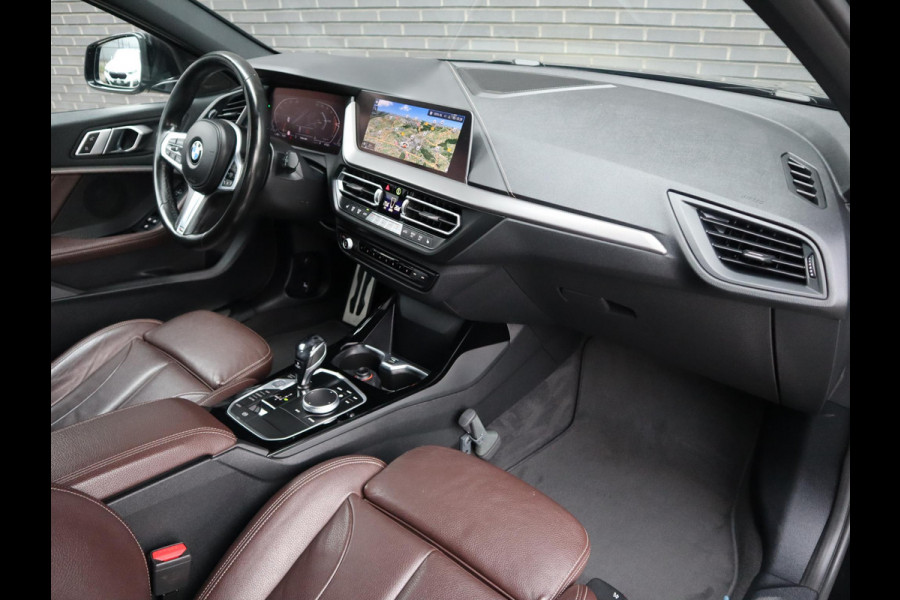 BMW 1-serie 118i High Executive M Sport Pakket Automaat / Live Cockpit Professional / Leder / Hifi / Stoelverwarming / 17 Inch / Adaptieve LED-koplamp / DAB / Parkeersensoren / Lichtpakket