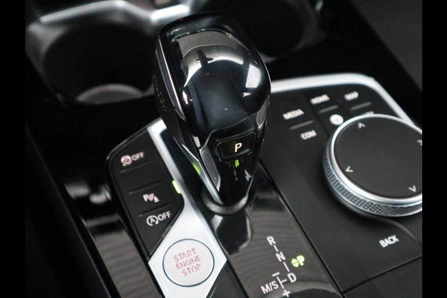 BMW 1-serie 118i High Executive M Sport Pakket Automaat / Live Cockpit Professional / Leder / Hifi / Stoelverwarming / 17 Inch / Adaptieve LED-koplamp / DAB / Parkeersensoren / Lichtpakket