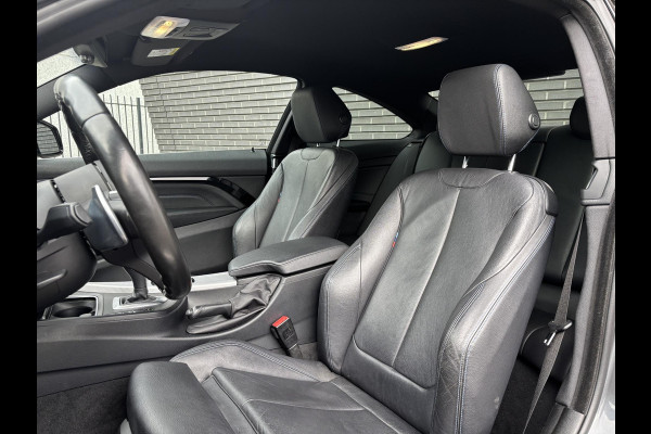 BMW 4 Serie Coupé 420i High Executive M Sport Pakket Automaat / Navigatie Professional / Leder / 19 Inch / Stoelverwarming / Multifunctioneel Instrumentendisplay / Shadow Line / Climate Control / Parkeersensoren voor+achter / Neerklapbare Achterbank