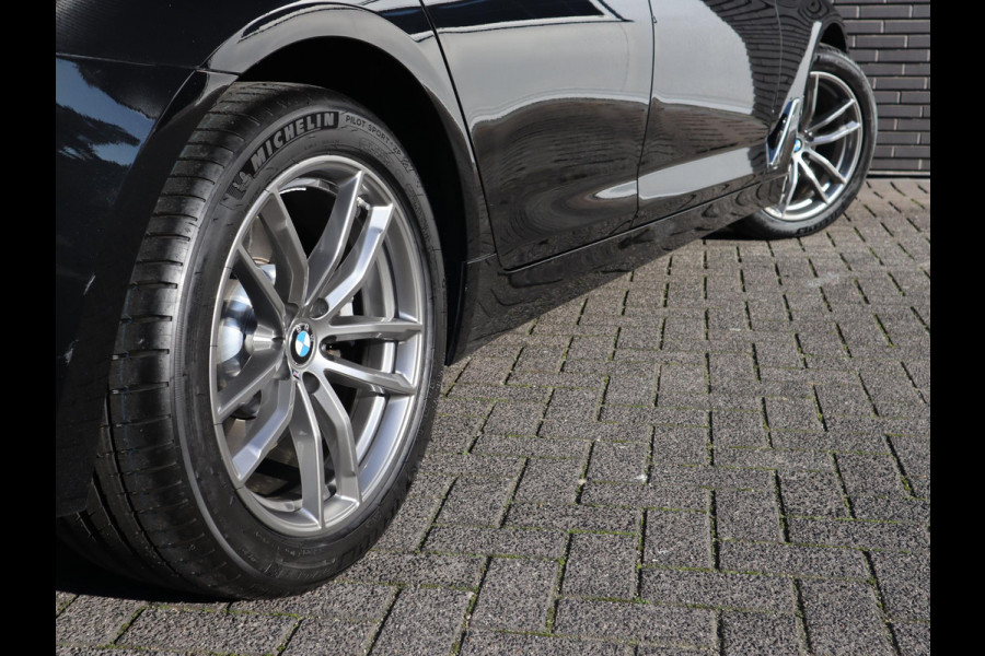 BMW 5 Serie Sedan 520i High Executive Luxury Line Automaat / Navigatiesysteem Professional / Comfortstoelen / Hifi / LED / Stoelverwarming / Head-Up Display / Neerklapbare Achterbank / Parkeersensoren voor+achter / Chrome Line