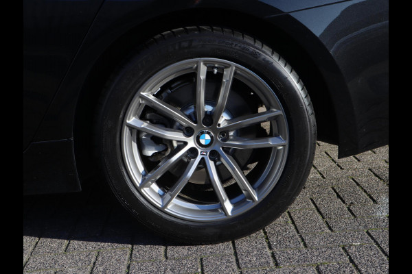 BMW 5 Serie Sedan 520i High Executive Luxury Line Automaat / Navigatiesysteem Professional / Comfortstoelen / Hifi / LED / Stoelverwarming / Head-Up Display / Neerklapbare Achterbank / Parkeersensoren voor+achter / Chrome Line