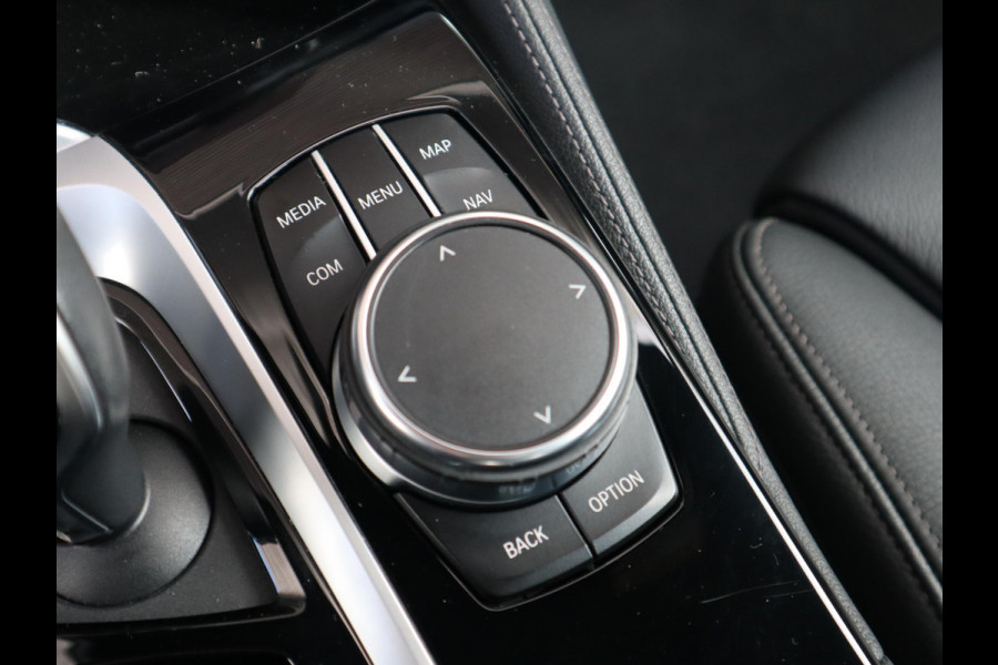 BMW 5 Serie Sedan 520i High Executive Luxury Line Automaat / Navigatiesysteem Professional / Comfortstoelen / Hifi / LED / Stoelverwarming / Head-Up Display / Neerklapbare Achterbank / Parkeersensoren voor+achter / Chrome Line