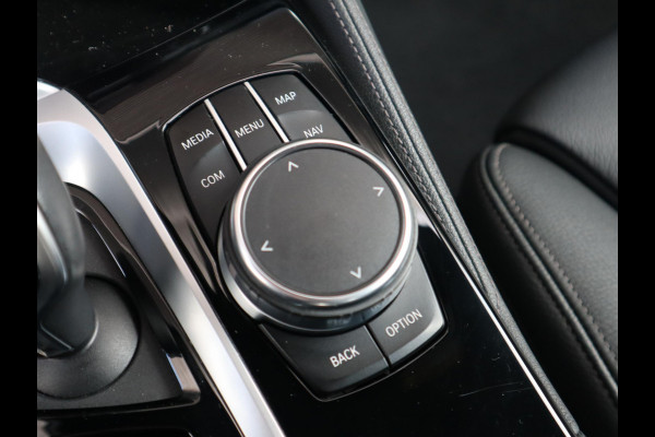 BMW 5 Serie Sedan 520i High Executive Luxury Line Automaat / Navigatiesysteem Professional / Comfortstoelen / Hifi / LED / Stoelverwarming / Head-Up Display / Neerklapbare Achterbank / Parkeersensoren voor+achter / Chrome Line