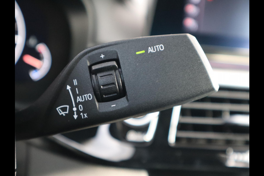 BMW 5 Serie Sedan 520i High Executive Luxury Line Automaat / Navigatiesysteem Professional / Comfortstoelen / Hifi / LED / Stoelverwarming / Head-Up Display / Neerklapbare Achterbank / Parkeersensoren voor+achter / Chrome Line