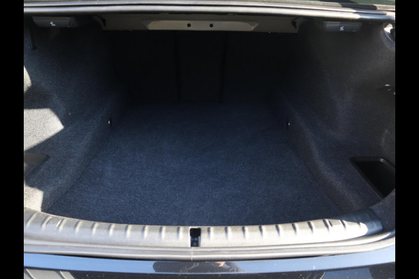 BMW 5 Serie Sedan 520i High Executive Luxury Line Automaat / Navigatiesysteem Professional / Comfortstoelen / Hifi / LED / Stoelverwarming / Head-Up Display / Neerklapbare Achterbank / Parkeersensoren voor+achter / Chrome Line