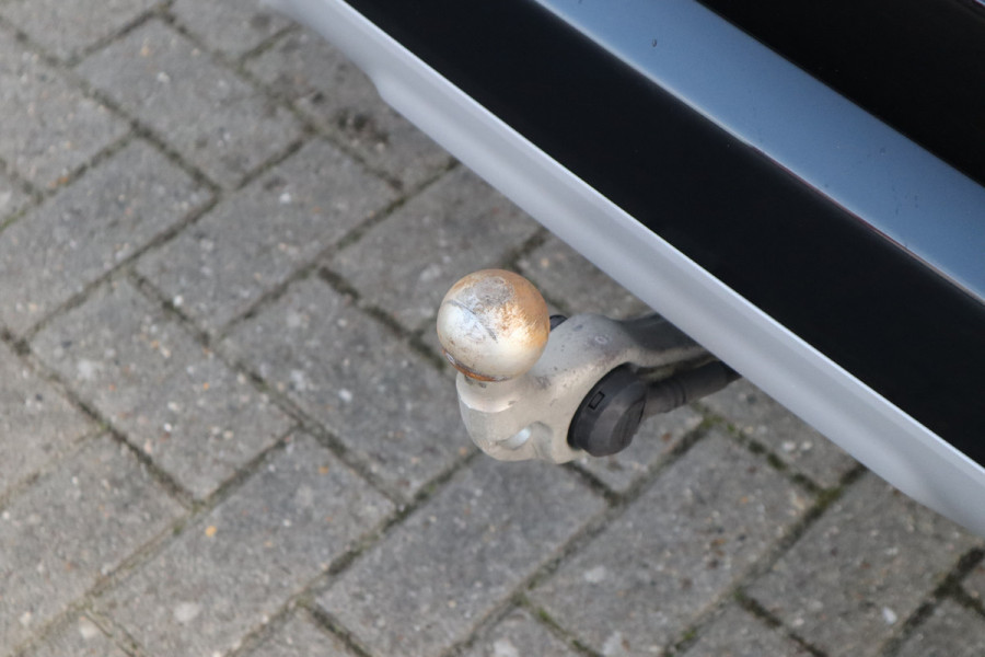 BMW X1 sDrive18i X-Line / Trekhaak / Adaptieve Cruise / 19inch / Camera /