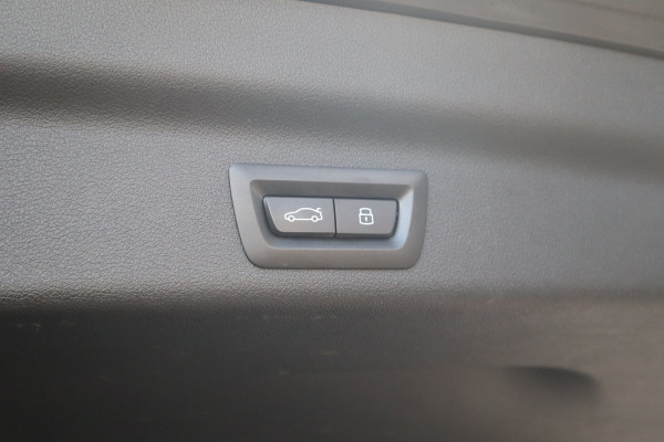 BMW X1 sDrive18i X-Line / Trekhaak / Adaptieve Cruise / 19inch / Camera /