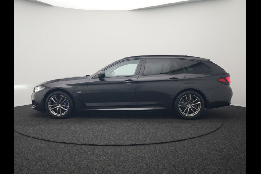 BMW 5 Serie Touring 520e M Sport Plug In Hybrid 204pk Dealer O.H PHEV | Trekhaak af Fabriek | Adaptive Cruise | Alcantara Sportstoelen Verwarmd | Camera | Navi Pro | Sfeerverlichting | Apple Carplay |