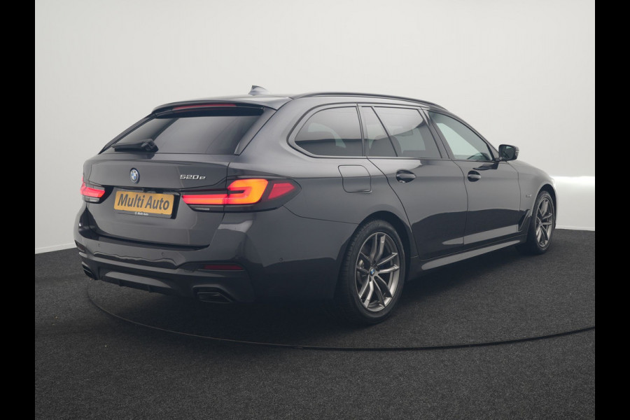 BMW 5 Serie Touring 520e M Sport Plug In Hybrid 204pk Dealer O.H PHEV | Trekhaak af Fabriek | Adaptive Cruise | Alcantara Sportstoelen Verwarmd | Camera | Navi Pro | Sfeerverlichting | Apple Carplay |