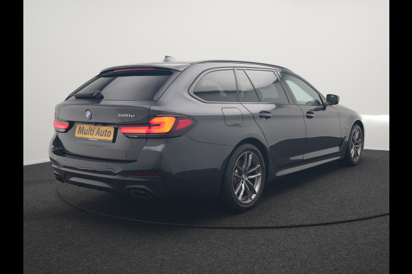 BMW 5 Serie Touring 520e M Sport Plug In Hybrid 204pk Dealer O.H PHEV | Trekhaak af Fabriek | Adaptive Cruise | Alcantara Sportstoelen Verwarmd | Camera | Navi Pro | Sfeerverlichting | Apple Carplay |