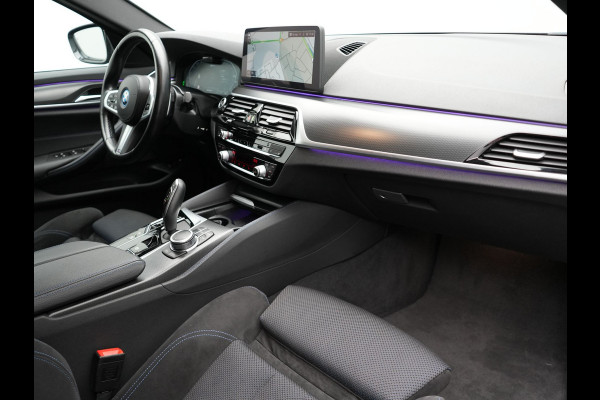BMW 5 Serie Touring 520e M Sport Plug In Hybrid 204pk Dealer O.H PHEV | Trekhaak af Fabriek | Adaptive Cruise | Alcantara Sportstoelen Verwarmd | Camera | Navi Pro | Sfeerverlichting | Apple Carplay |