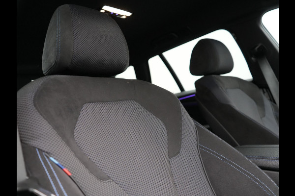 BMW 5 Serie Touring 520e M Sport Plug In Hybrid 204pk Dealer O.H PHEV | Trekhaak af Fabriek | Adaptive Cruise | Alcantara Sportstoelen Verwarmd | Camera | Navi Pro | Sfeerverlichting | Apple Carplay |