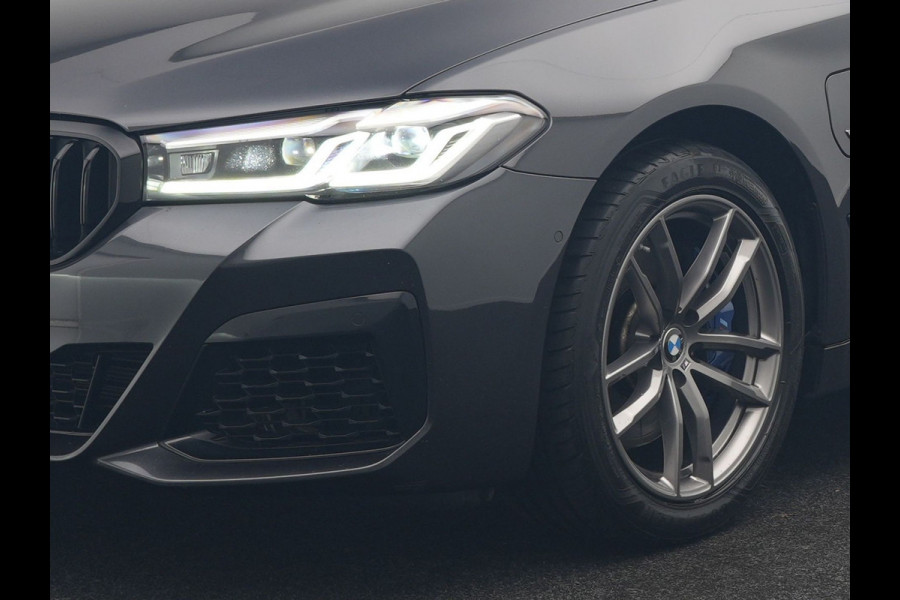 BMW 5 Serie Touring 520e M Sport Plug In Hybrid 204pk Dealer O.H PHEV | Trekhaak af Fabriek | Adaptive Cruise | Alcantara Sportstoelen Verwarmd | Camera | Navi Pro | Sfeerverlichting | Apple Carplay |