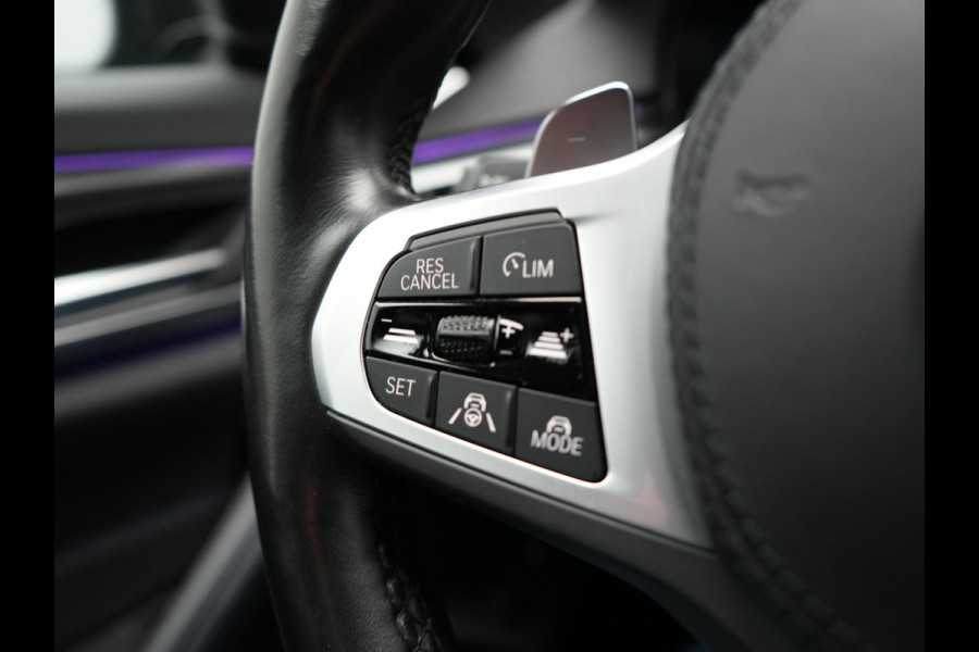 BMW 5 Serie Touring 520e M Sport Plug In Hybrid 204pk Dealer O.H PHEV | Trekhaak af Fabriek | Adaptive Cruise | Alcantara Sportstoelen Verwarmd | Camera | Navi Pro | Sfeerverlichting | Apple Carplay |