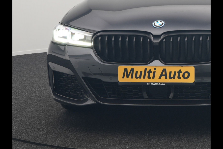 BMW 5 Serie Touring 520e M Sport Plug In Hybrid 204pk Dealer O.H PHEV | Trekhaak af Fabriek | Adaptive Cruise | Alcantara Sportstoelen Verwarmd | Camera | Navi Pro | Sfeerverlichting | Apple Carplay |