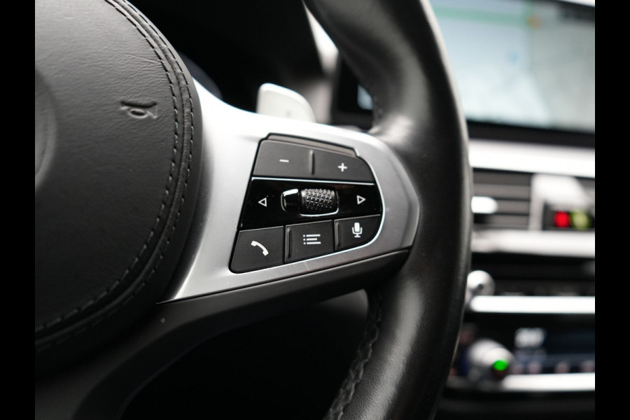 BMW 5 Serie Touring 520e M Sport Plug In Hybrid 204pk Dealer O.H PHEV | Trekhaak af Fabriek | Adaptive Cruise | Alcantara Sportstoelen Verwarmd | Camera | Navi Pro | Sfeerverlichting | Apple Carplay |