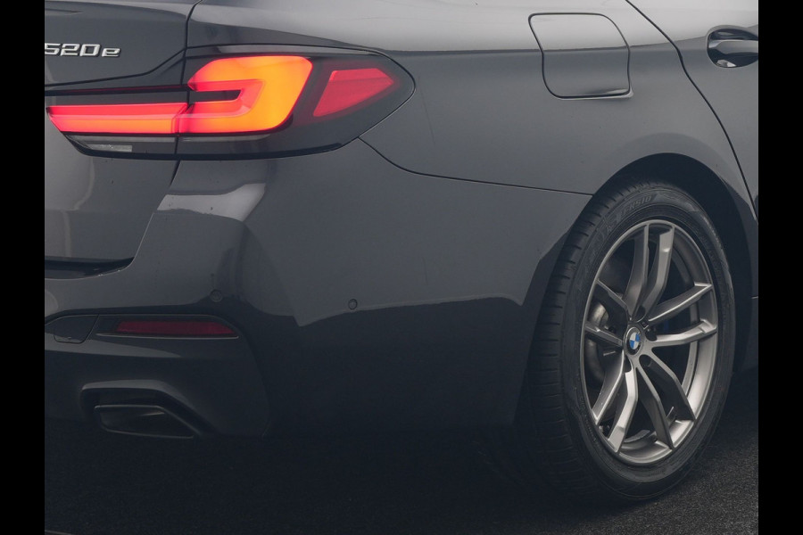 BMW 5 Serie Touring 520e M Sport Plug In Hybrid 204pk Dealer O.H PHEV | Trekhaak af Fabriek | Adaptive Cruise | Alcantara Sportstoelen Verwarmd | Camera | Navi Pro | Sfeerverlichting | Apple Carplay |