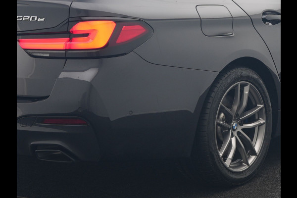 BMW 5 Serie Touring 520e M Sport Plug In Hybrid 204pk Dealer O.H PHEV | Trekhaak af Fabriek | Adaptive Cruise | Alcantara Sportstoelen Verwarmd | Camera | Navi Pro | Sfeerverlichting | Apple Carplay |