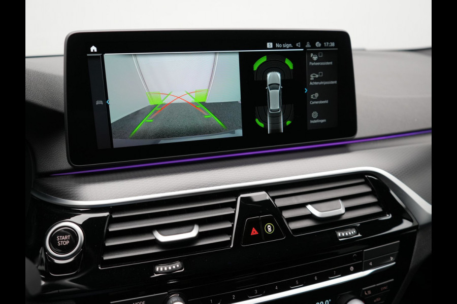 BMW 5 Serie Touring 520e M Sport Plug In Hybrid 204pk Dealer O.H PHEV | Trekhaak af Fabriek | Adaptive Cruise | Alcantara Sportstoelen Verwarmd | Camera | Navi Pro | Sfeerverlichting | Apple Carplay |