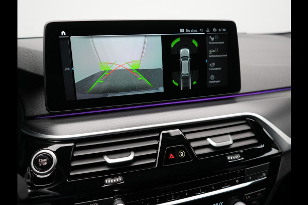 BMW 5 Serie Touring 520e M Sport Plug In Hybrid 204pk Dealer O.H PHEV | Trekhaak af Fabriek | Adaptive Cruise | Alcantara Sportstoelen Verwarmd | Camera | Navi Pro | Sfeerverlichting | Apple Carplay |