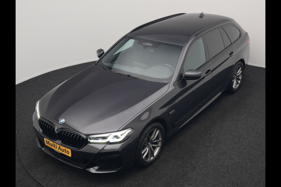 BMW 5 Serie Touring 520e M Sport Plug In Hybrid 204pk Dealer O.H PHEV | Trekhaak af Fabriek | Adaptive Cruise | Alcantara Sportstoelen Verwarmd | Camera | Navi Pro | Sfeerverlichting | Apple Carplay |