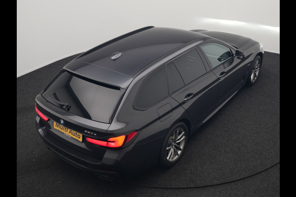 BMW 5 Serie Touring 520e M Sport Plug In Hybrid 204pk Dealer O.H PHEV | Trekhaak af Fabriek | Adaptive Cruise | Alcantara Sportstoelen Verwarmd | Camera | Navi Pro | Sfeerverlichting | Apple Carplay |