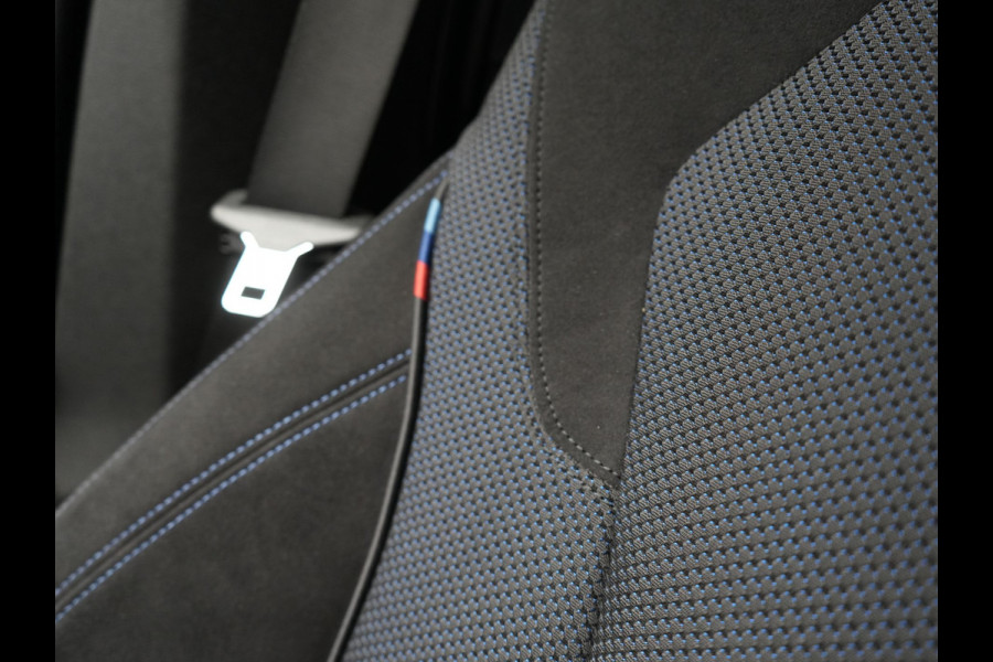 BMW 5 Serie Touring 520e M Sport Plug In Hybrid 204pk Dealer O.H PHEV | Trekhaak af Fabriek | Adaptive Cruise | Alcantara Sportstoelen Verwarmd | Camera | Navi Pro | Sfeerverlichting | Apple Carplay |