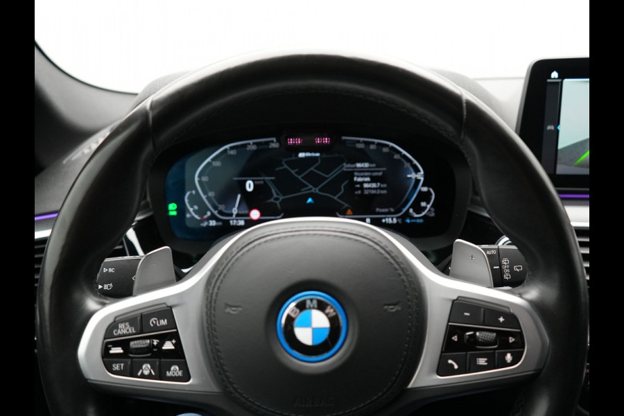 BMW 5 Serie Touring 520e M Sport Plug In Hybrid 204pk Dealer O.H PHEV | Trekhaak af Fabriek | Adaptive Cruise | Alcantara Sportstoelen Verwarmd | Camera | Navi Pro | Sfeerverlichting | Apple Carplay |