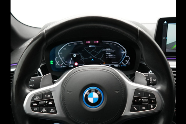 BMW 5 Serie Touring 520e M Sport Plug In Hybrid 204pk Dealer O.H PHEV | Trekhaak af Fabriek | Adaptive Cruise | Alcantara Sportstoelen Verwarmd | Camera | Navi Pro | Sfeerverlichting | Apple Carplay |