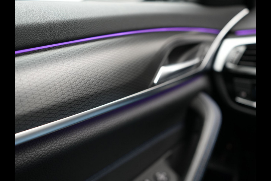 BMW 5 Serie Touring 520e M Sport Plug In Hybrid 204pk Dealer O.H PHEV | Trekhaak af Fabriek | Adaptive Cruise | Alcantara Sportstoelen Verwarmd | Camera | Navi Pro | Sfeerverlichting | Apple Carplay |