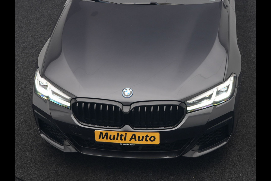BMW 5 Serie Touring 520e M Sport Plug In Hybrid 204pk Dealer O.H PHEV | Trekhaak af Fabriek | Adaptive Cruise | Alcantara Sportstoelen Verwarmd | Camera | Navi Pro | Sfeerverlichting | Apple Carplay |