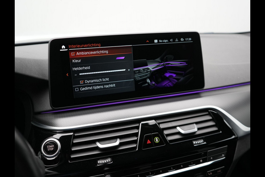 BMW 5 Serie Touring 520e M Sport Plug In Hybrid 204pk Dealer O.H PHEV | Trekhaak af Fabriek | Adaptive Cruise | Alcantara Sportstoelen Verwarmd | Camera | Navi Pro | Sfeerverlichting | Apple Carplay |