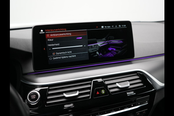 BMW 5 Serie Touring 520e M Sport Plug In Hybrid 204pk Dealer O.H PHEV | Trekhaak af Fabriek | Adaptive Cruise | Alcantara Sportstoelen Verwarmd | Camera | Navi Pro | Sfeerverlichting | Apple Carplay |