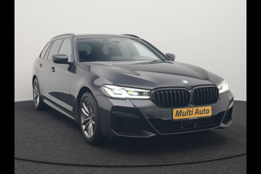 BMW 5 Serie Touring 520e M Sport Plug In Hybrid 204pk Dealer O.H PHEV | Trekhaak af Fabriek | Adaptive Cruise | Alcantara Sportstoelen Verwarmd | Camera | Navi Pro | Sfeerverlichting | Apple Carplay |