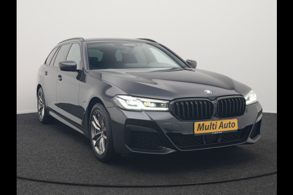 BMW 5 Serie Touring 520e M Sport Plug In Hybrid 204pk Dealer O.H PHEV | Trekhaak af Fabriek | Adaptive Cruise | Alcantara Sportstoelen Verwarmd | Camera | Navi Pro | Sfeerverlichting | Apple Carplay |