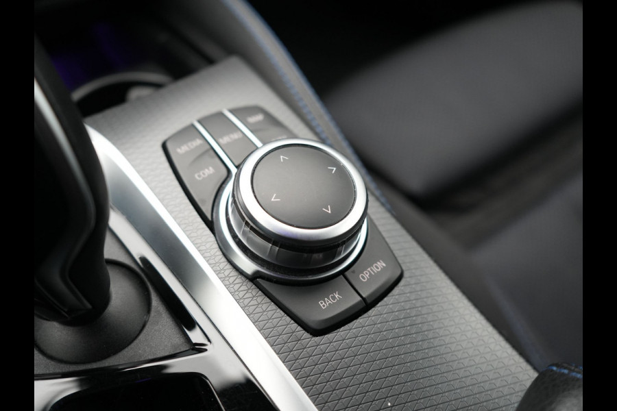 BMW 5 Serie Touring 520e M Sport Plug In Hybrid 204pk Dealer O.H PHEV | Trekhaak af Fabriek | Adaptive Cruise | Alcantara Sportstoelen Verwarmd | Camera | Navi Pro | Sfeerverlichting | Apple Carplay |